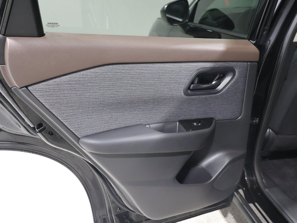 Used 2023 Nissan Rogue S AWD/4WD image 19