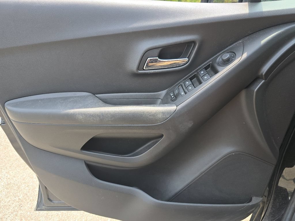 Used 2019 Chevrolet Trax LT w/ LT Convenience Package AWD/4WD image 23