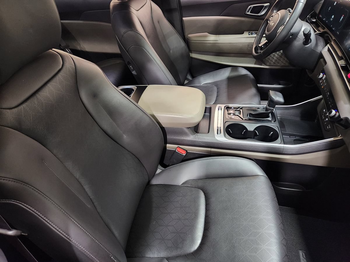 Used 2025 Kia Carnival SX FWD image 29