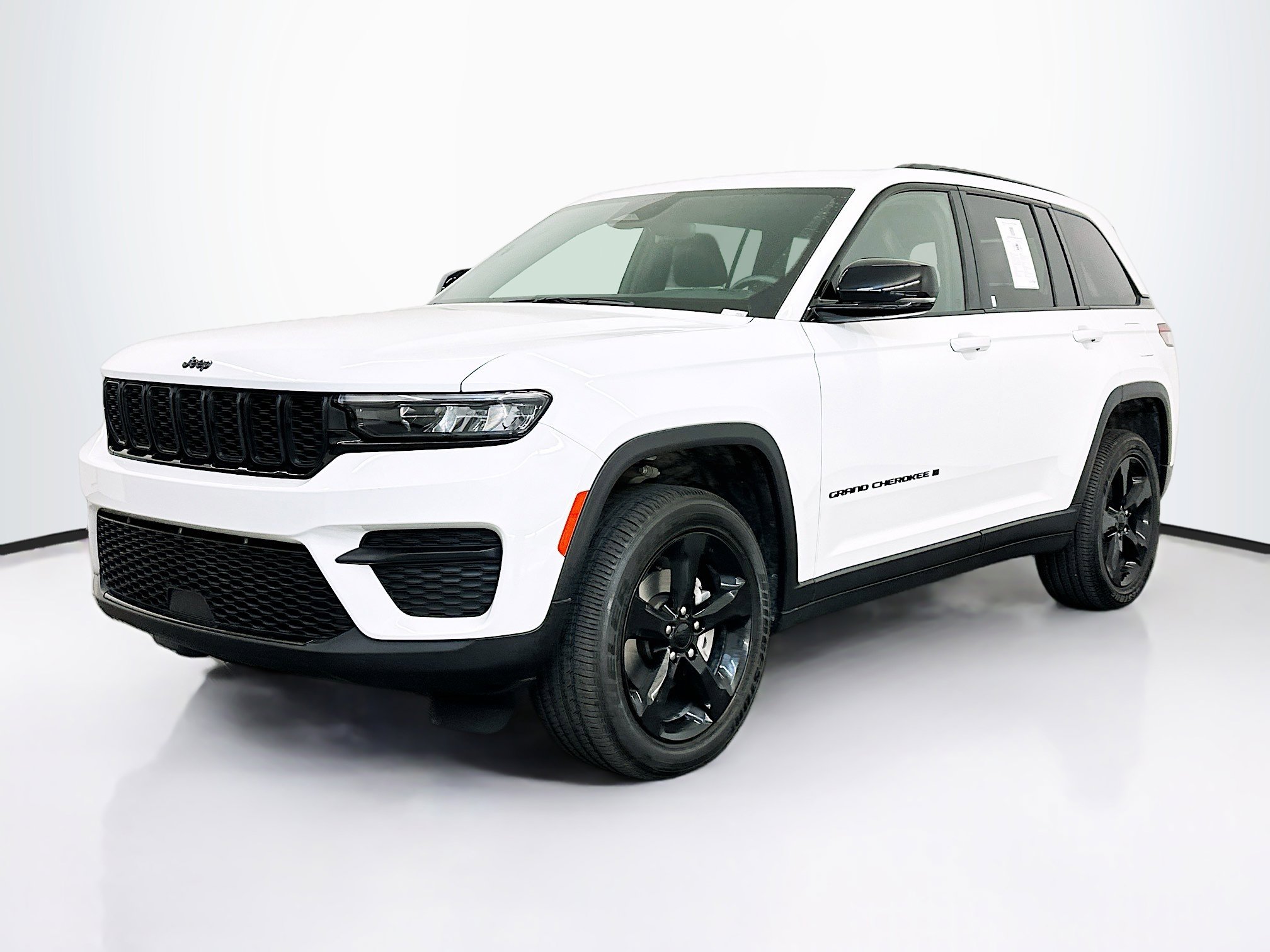 Used 2022 Jeep Grand Cherokee Altitude image 3