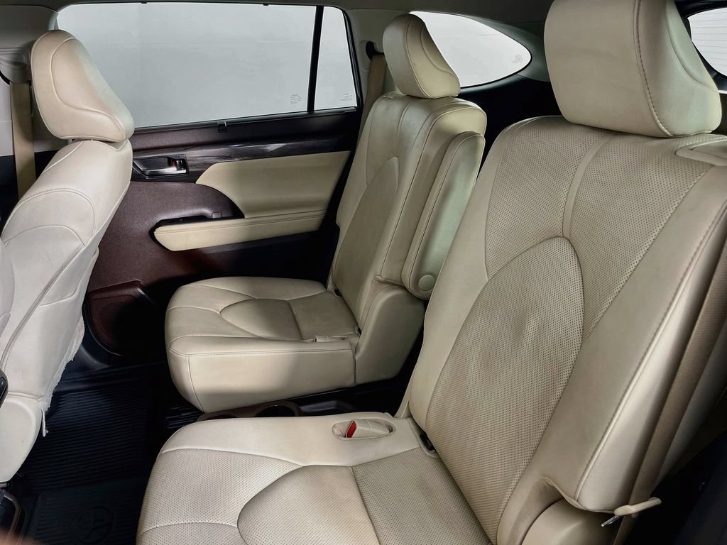 Used 2020 Toyota Highlander Limited FWD image 32