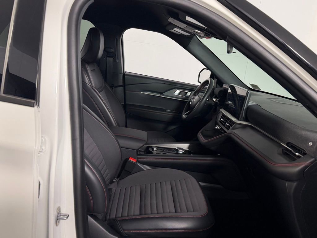 Used 2025 Ford Explorer ST-Line w/ ST-Line Street Pack image 31