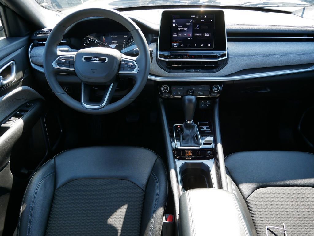 Used 2025 Jeep Compass Latitude AWD/4WD image 19