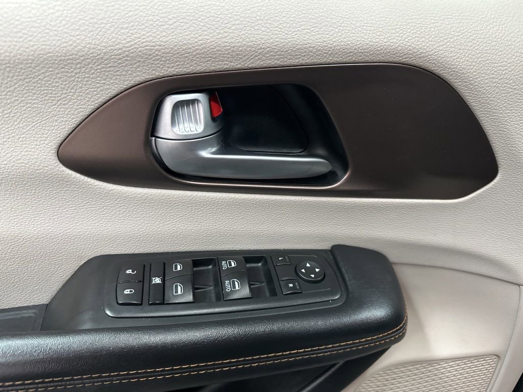 Used 2017 Chrysler Pacifica Touring-L image 17