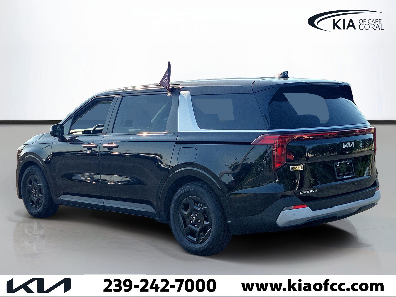 Certified 2025 Kia Carnival FWD image 4