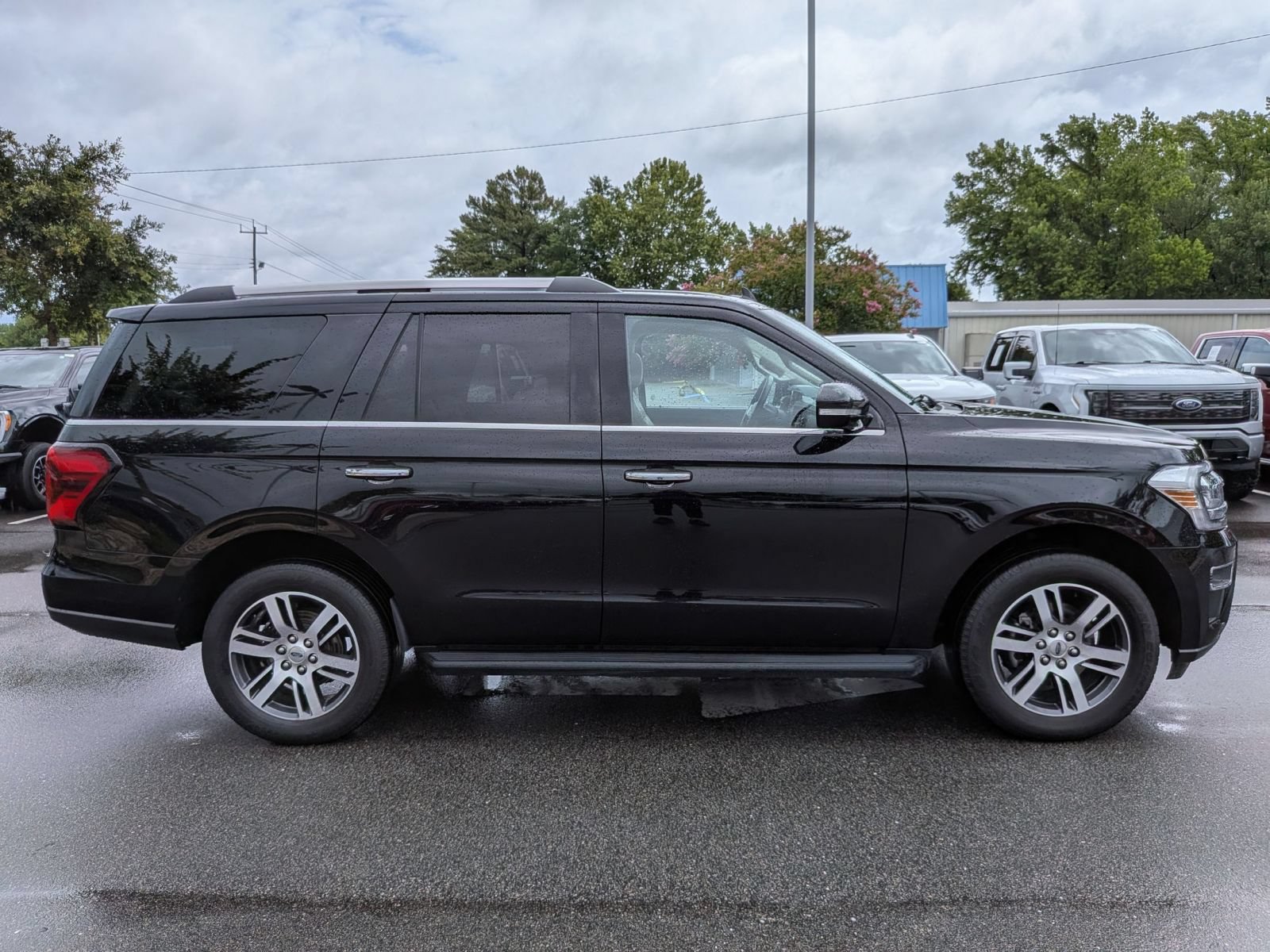 Used 2024 Ford Expedition Limited RWD image 2