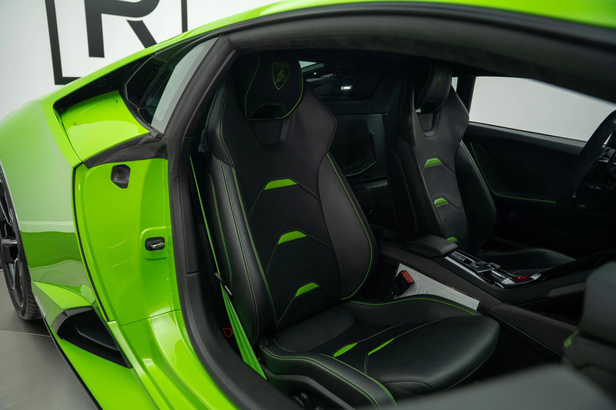 Used 2020 Lamborghini Huracan EVO image 24