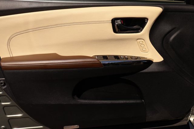 Used 2013 Toyota Avalon Limited w/ Technology Pkg FWD image 11