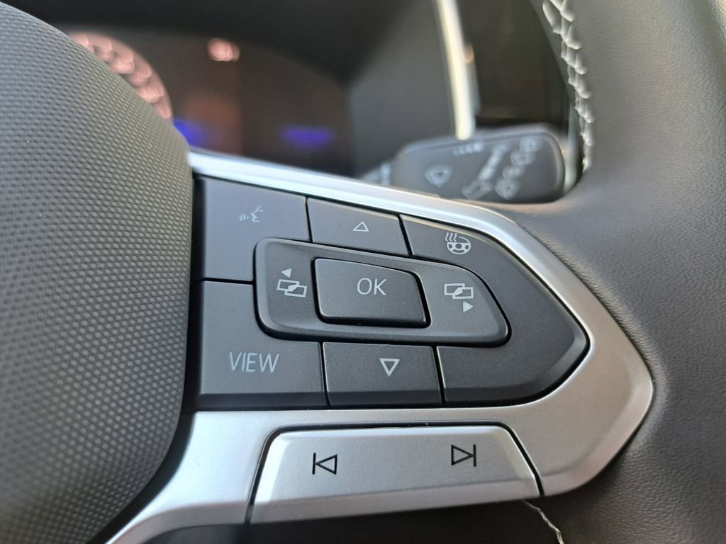 Used 2025 Volkswagen Taos SE image 12