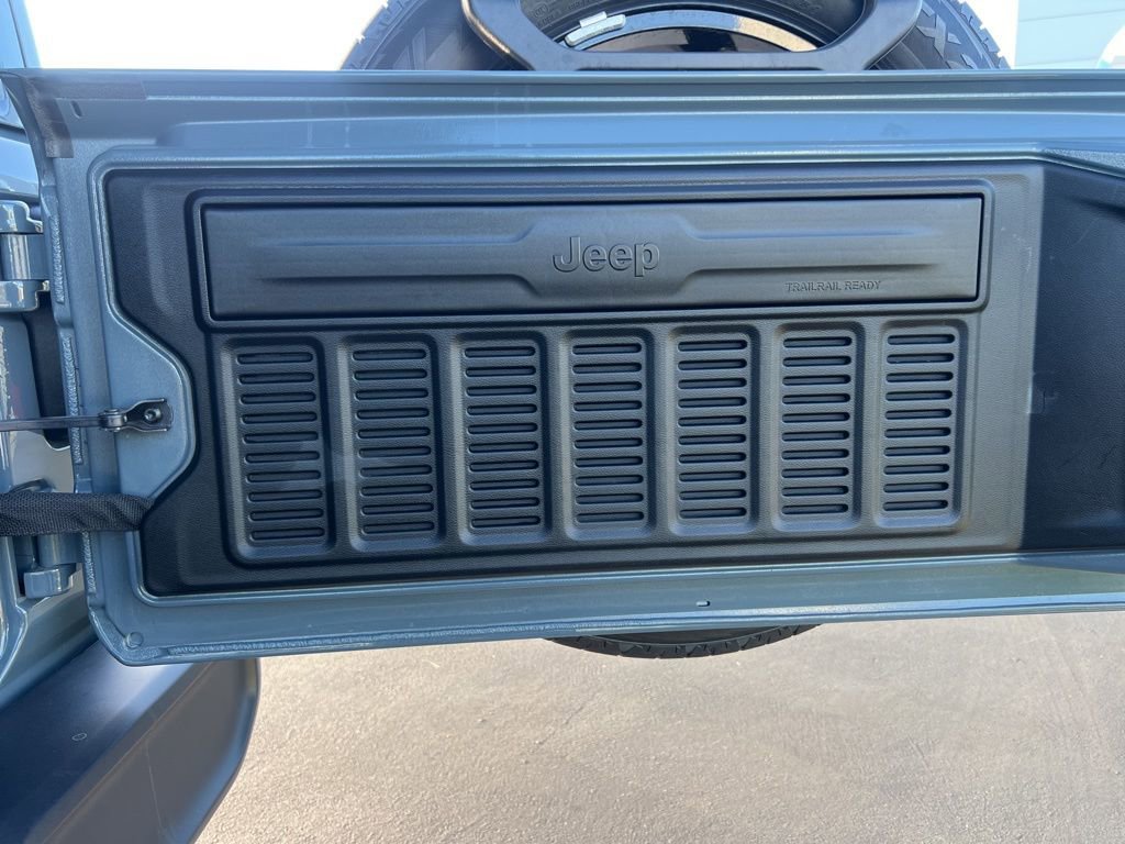 Used 2025 Jeep Wrangler Unlimited Sahara AWD/4WD image 46