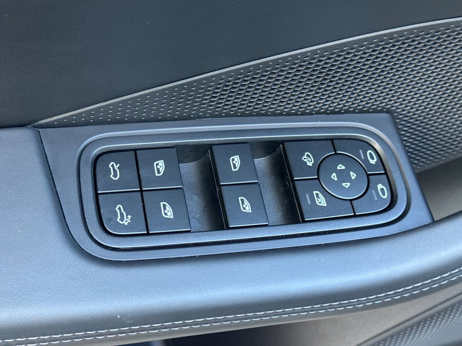 Used 2025 Porsche Macan 4 Electric image 13