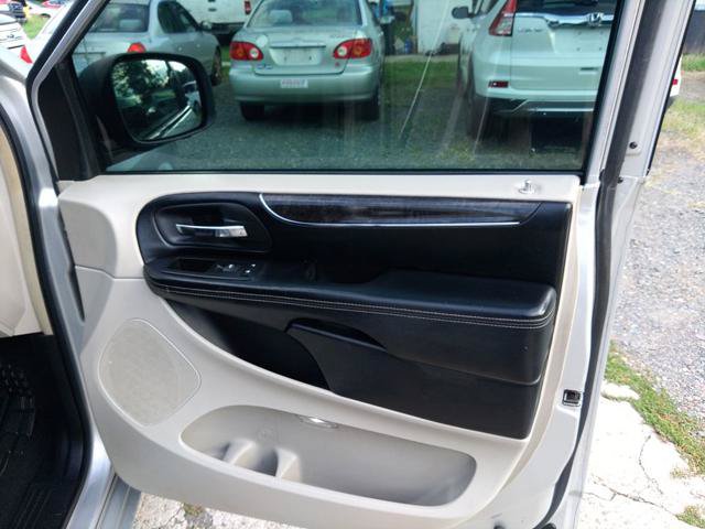 Used 2011 Chrysler Town & Country Touring-L w/ Entertainment Group #2 FWD image 17