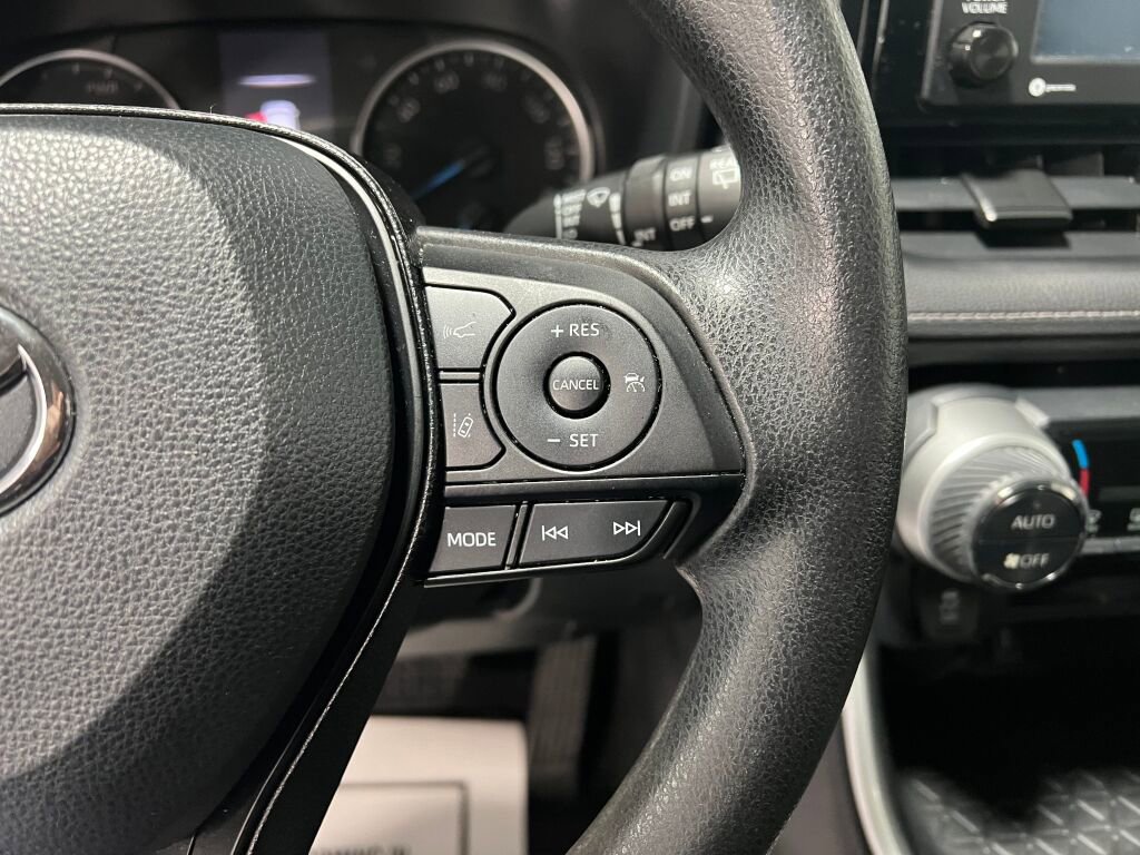 Used 2020 Toyota RAV4 XLE w/ Convenience Package image 12