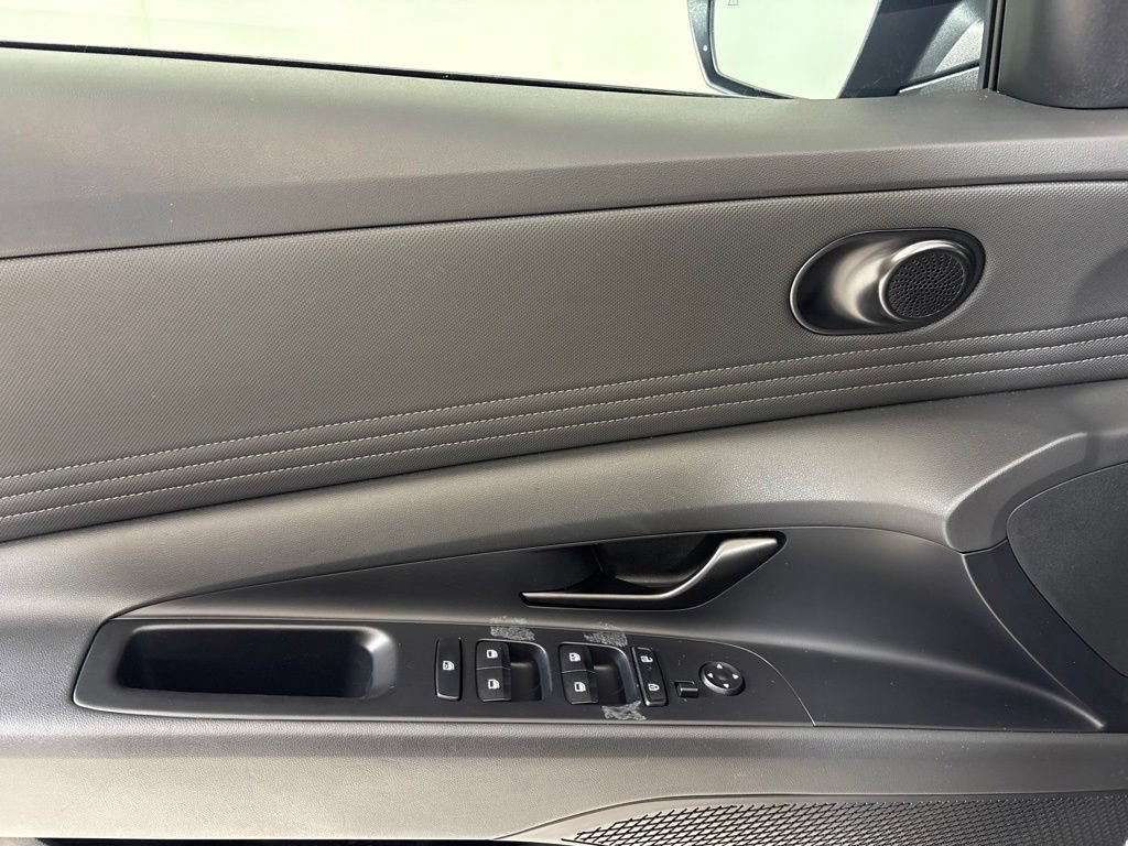 Certified 2025 Hyundai Elantra SEL FWD image 17