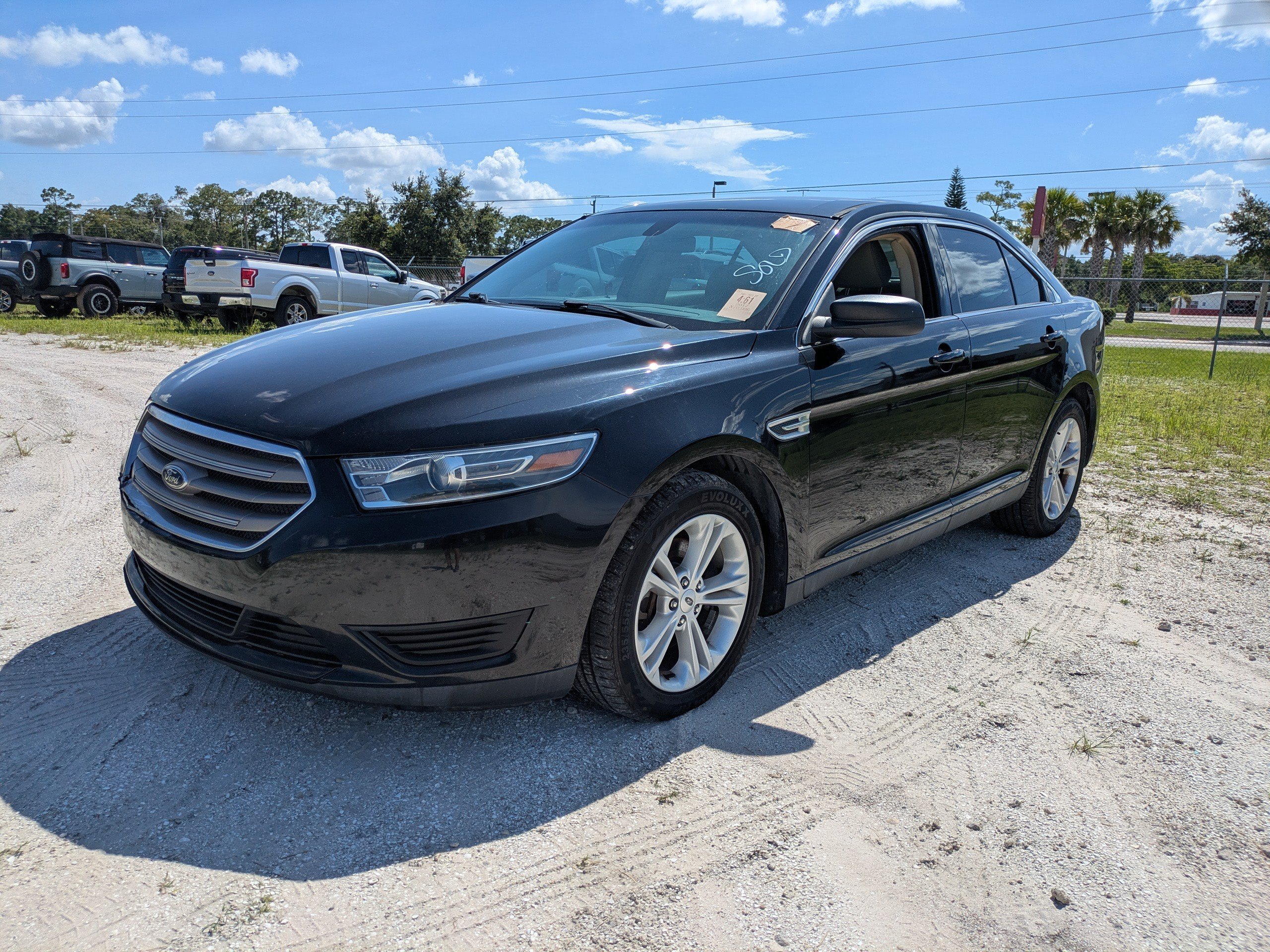 Used 2017 Ford Taurus SE FWD image 8