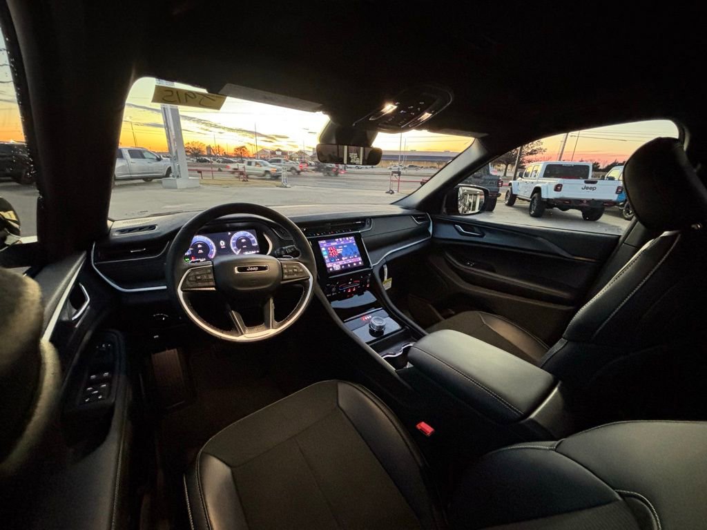 New 2025 Jeep Grand Cherokee Altitude image 11