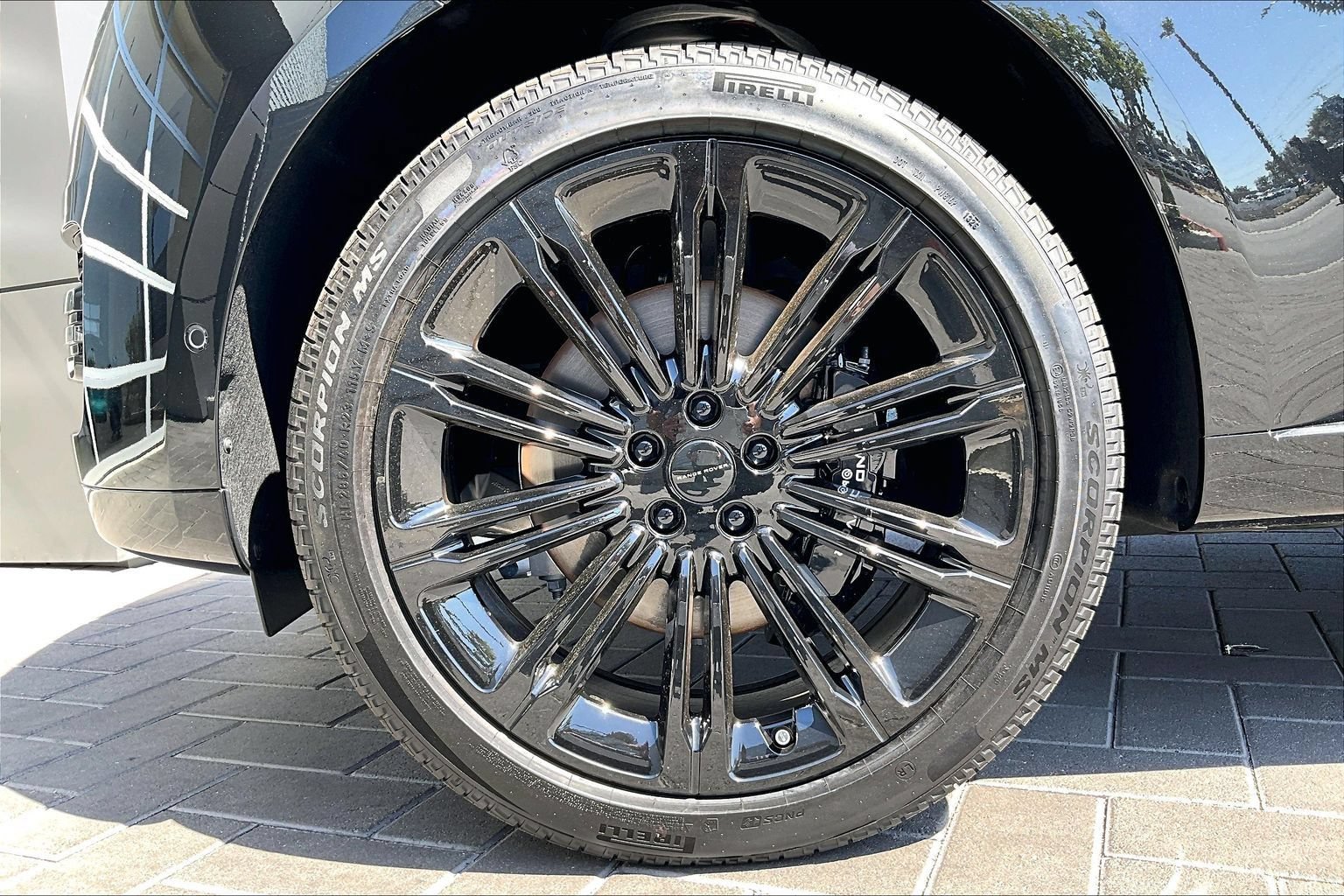 New 2026 Land Rover Range Rover Long Wheelbase SE AWD/4WD image 13