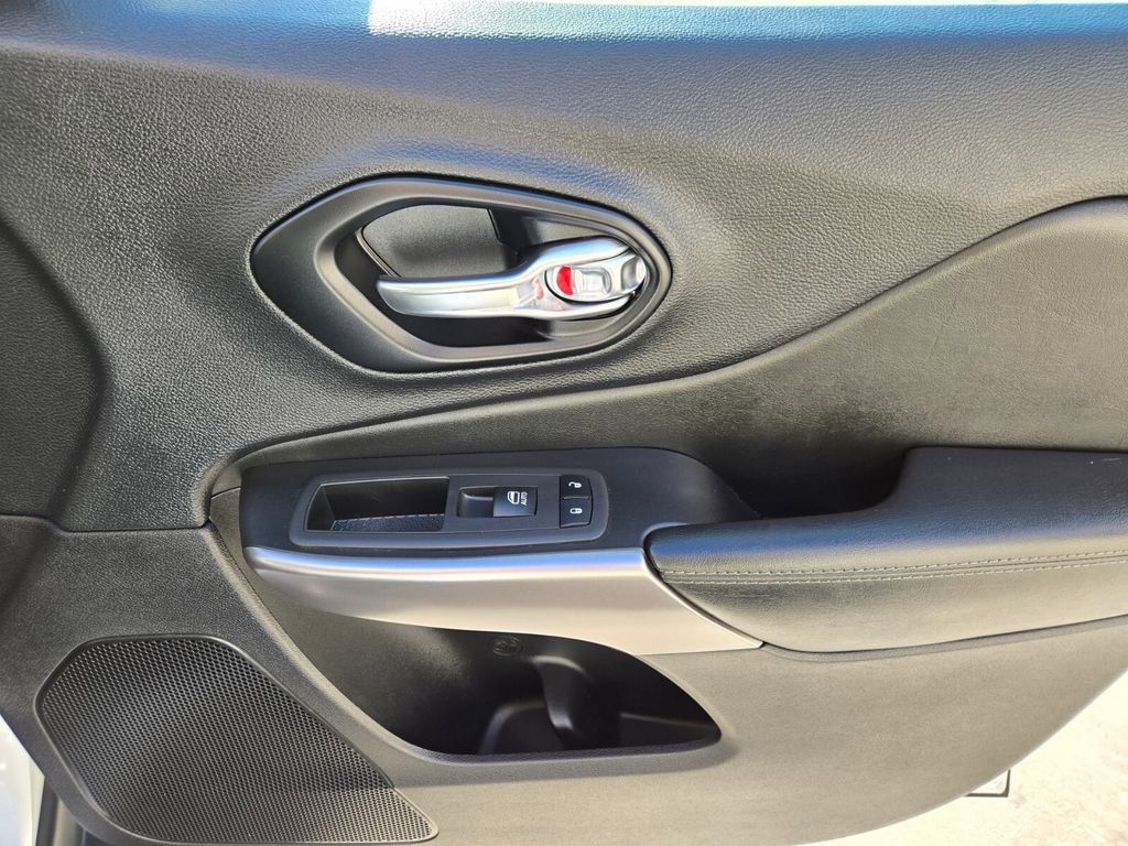 Used 2022 Jeep Cherokee Latitude Lux w/ Sun & Sound Group image 22