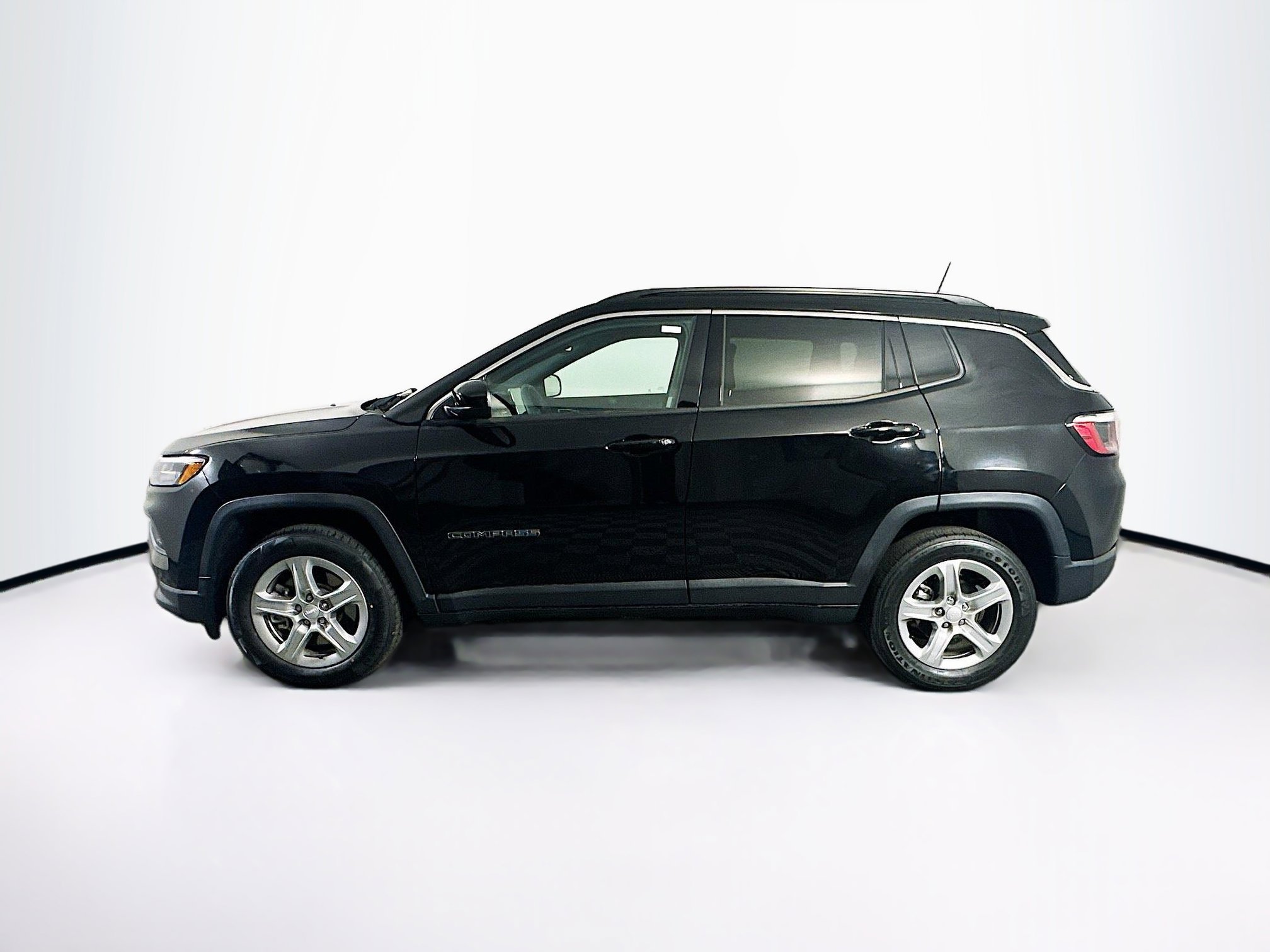 Used 2023 Jeep Compass Latitude w/ Convenience Group AWD/4WD image 4