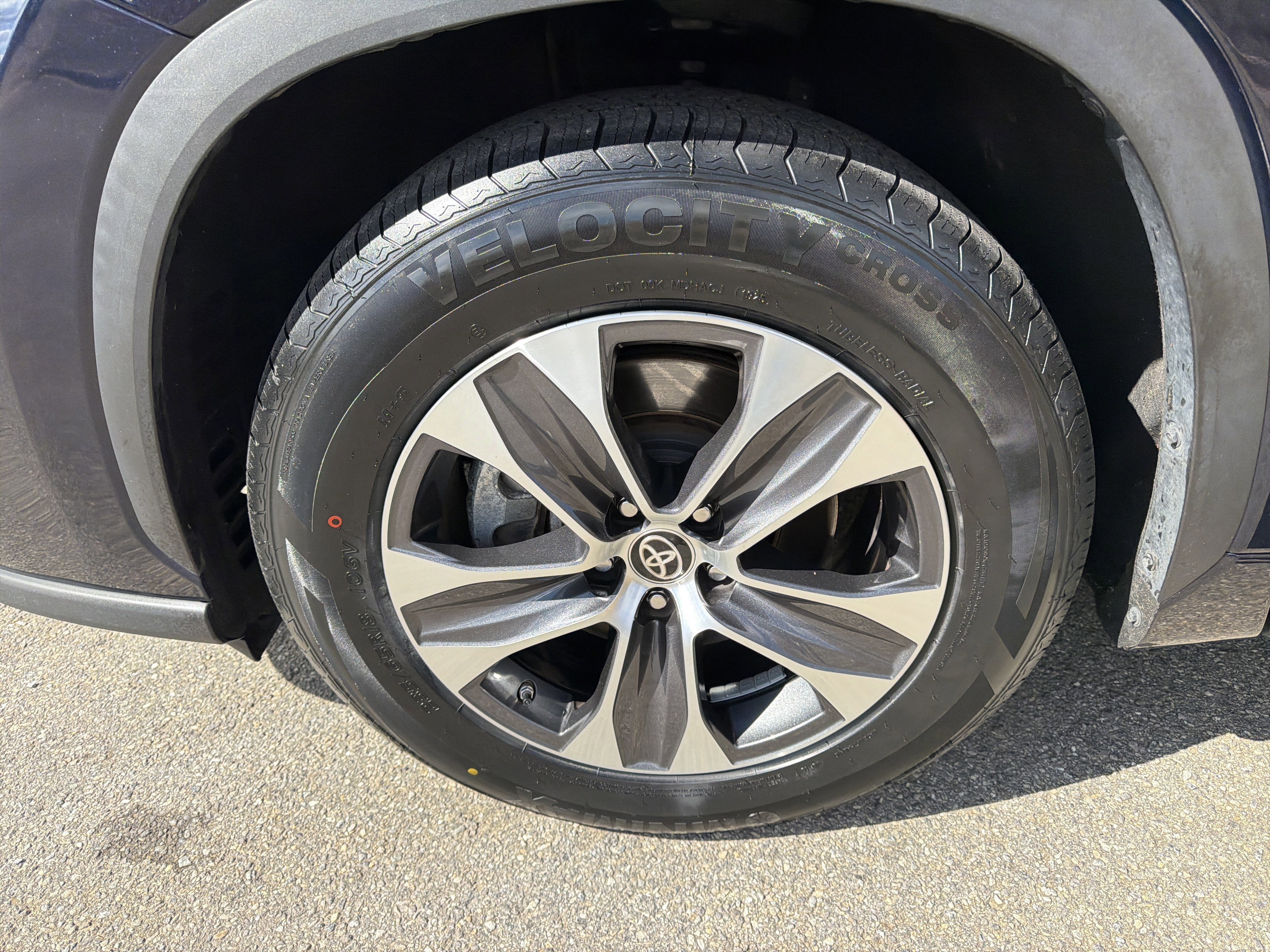 Used 2024 Toyota Highlander XLE FWD image 11