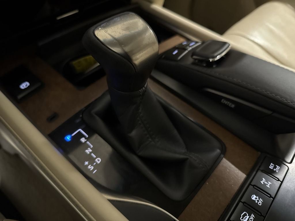 Used 2017 Lexus LX 570 4WD w/ Luxury Package image 20