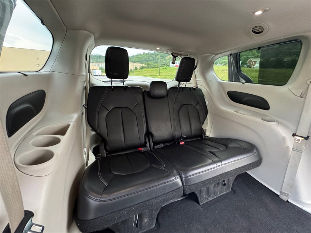 Used 2022 Chrysler Pacifica Touring-L image 34