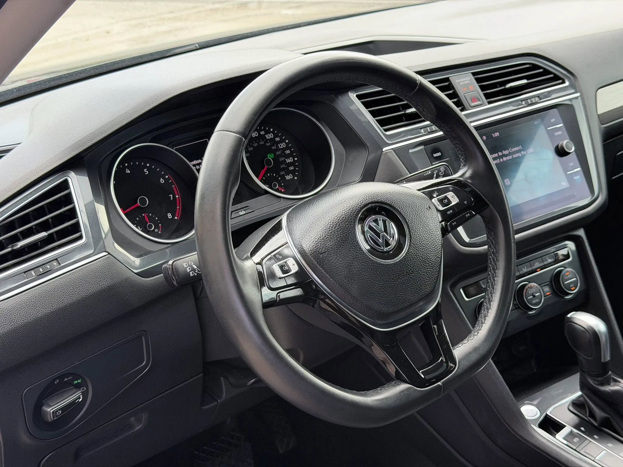 Used 2020 Volkswagen Tiguan SE w/ Panoramic Sunroof Package FWD image 26