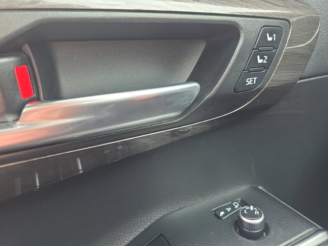 Used 2023 Toyota Highlander Platinum AWD/4WD image 34