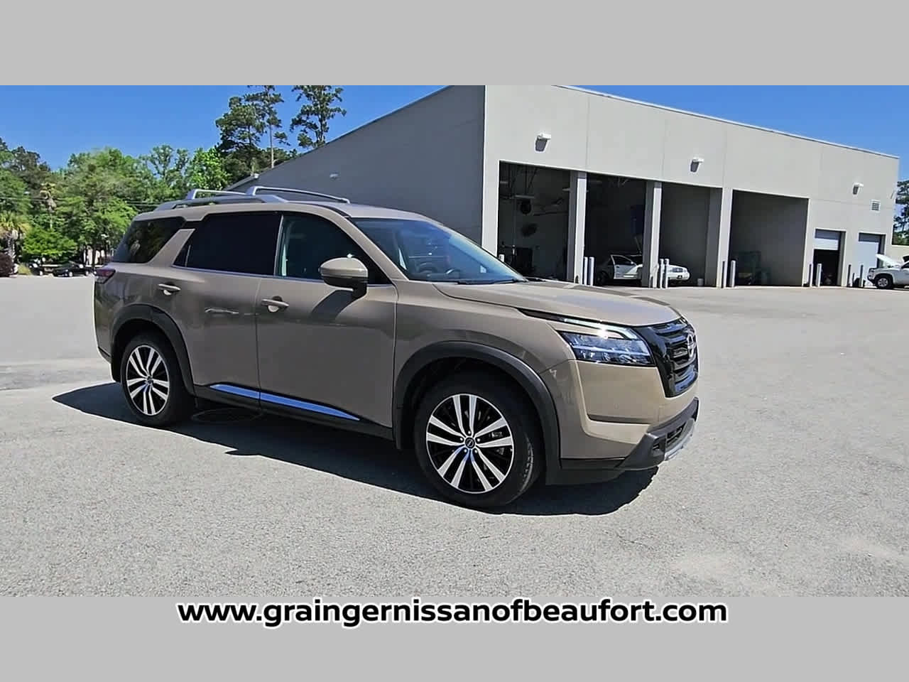 Used 2023 Nissan Pathfinder Platinum w/ Black Appearance Package image 35