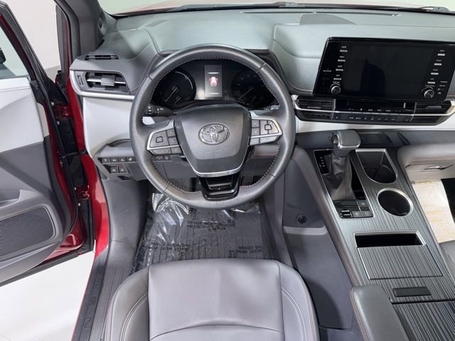 Used 2022 Toyota Sienna XSE FWD image 21