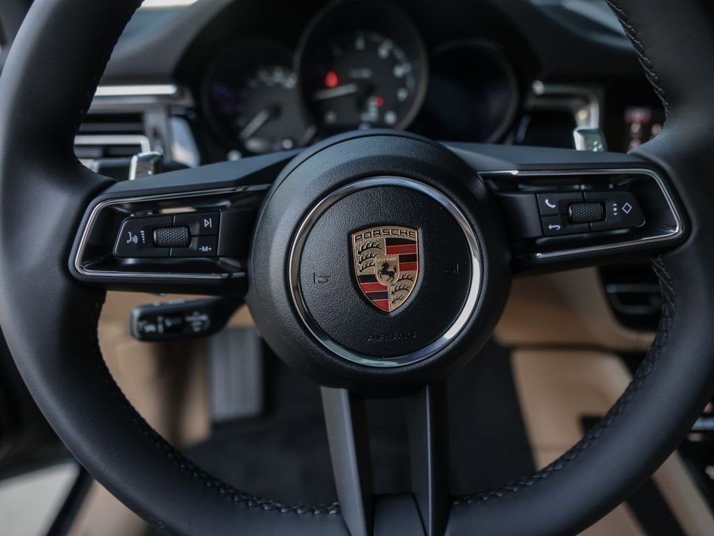 Certified 2025 Porsche Macan image 16