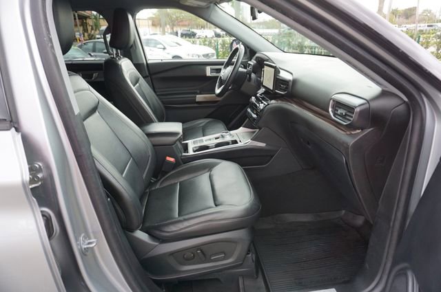Certified 2022 Ford Explorer Limited w/ Equipment Group 301A image 3