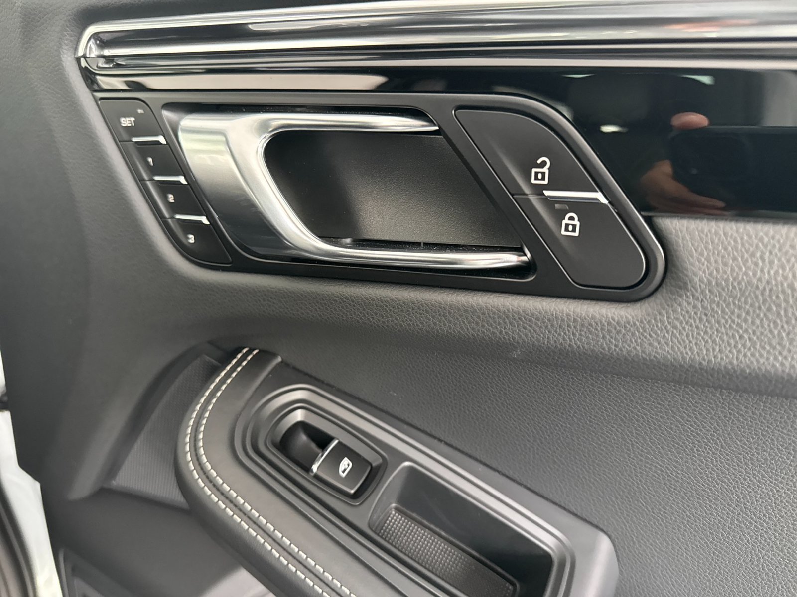Certified 2025 Porsche Macan AWD/4WD image 18