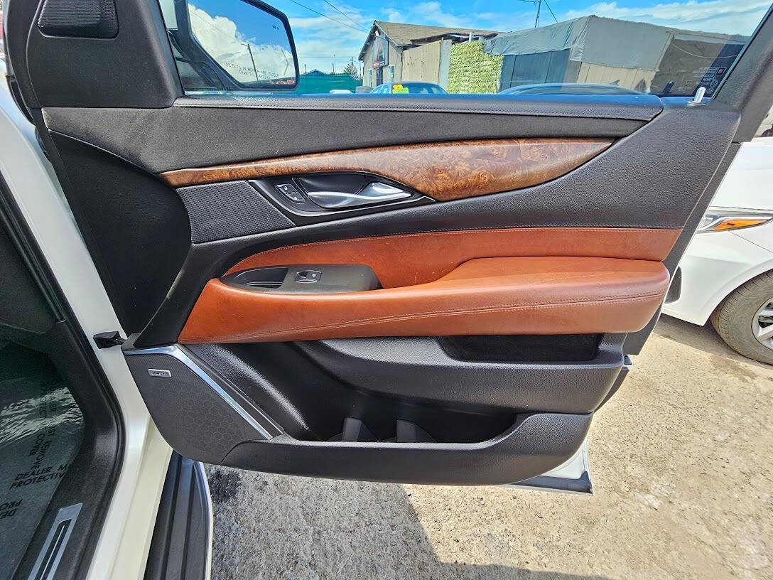 Used 2015 Cadillac Escalade Luxury image 36
