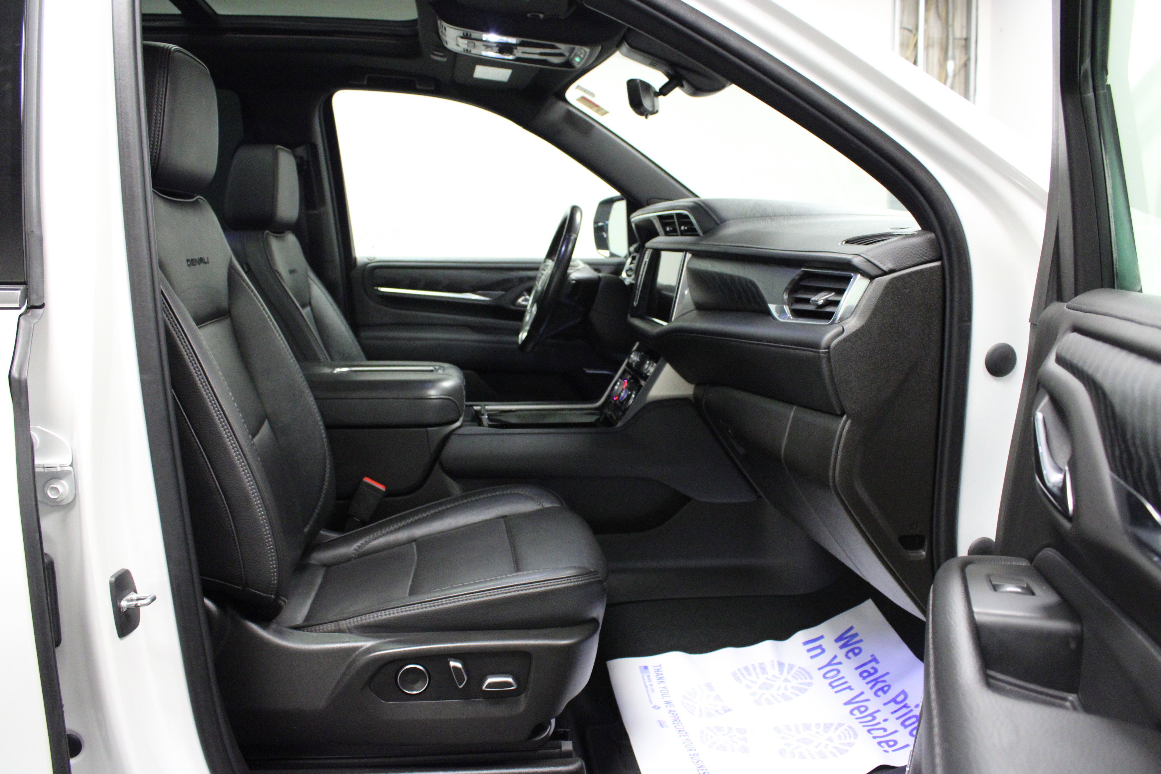 Used 2021 GMC Yukon Denali w/ Denali Premium Package image 17