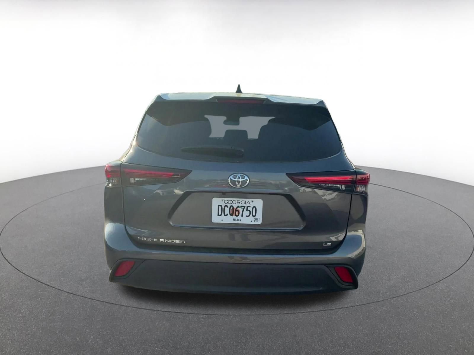 Used 2025 Toyota Highlander LE FWD image 12