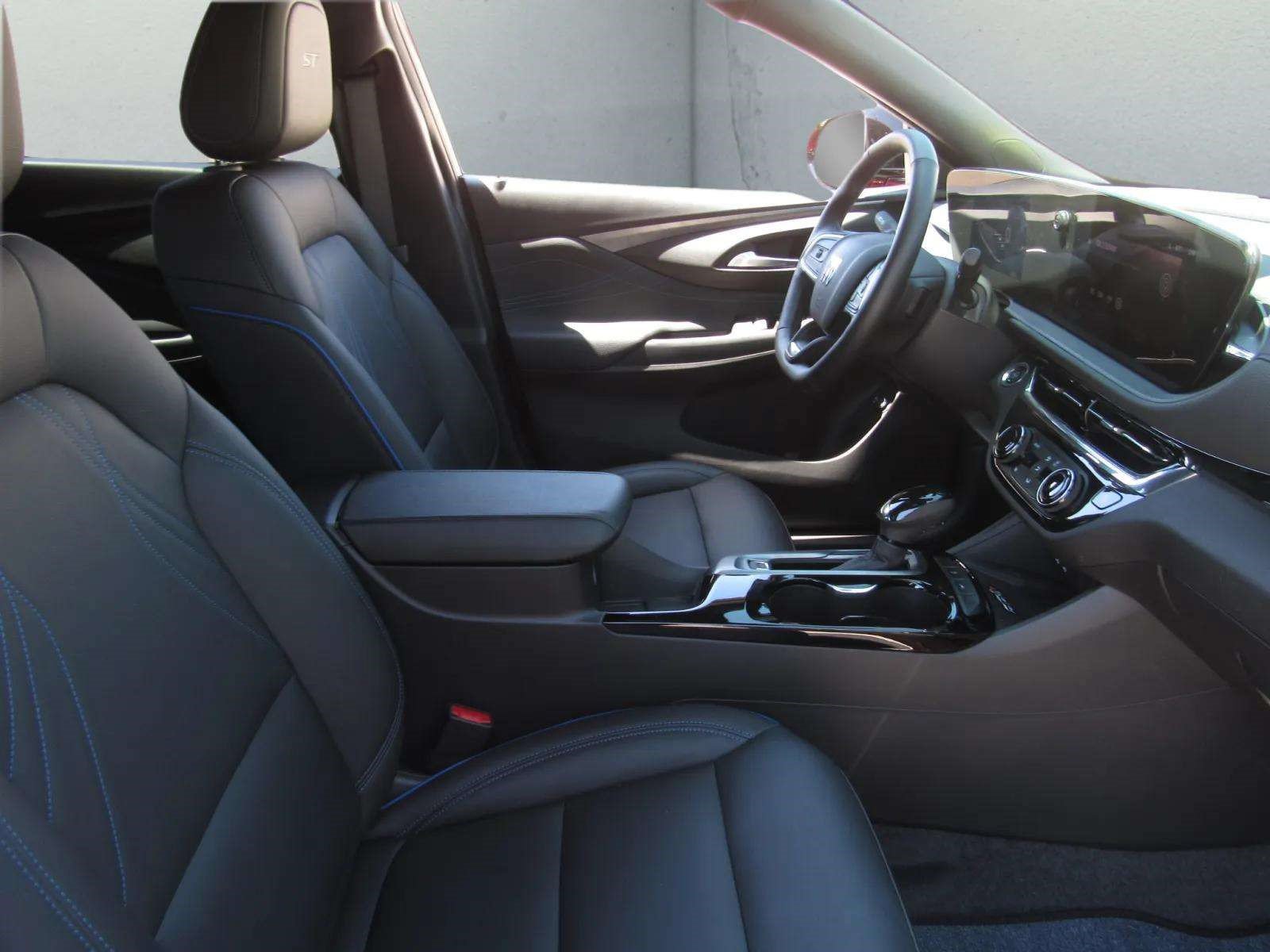 Used 2025 Buick Envista Sport Touring w/ Convenience I Package FWD image 8