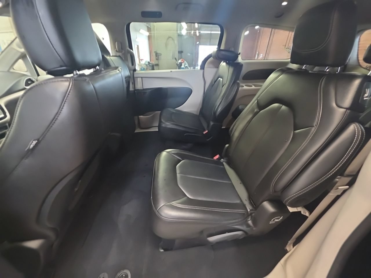 Used 2024 Chrysler Pacifica Touring-L FWD image 12