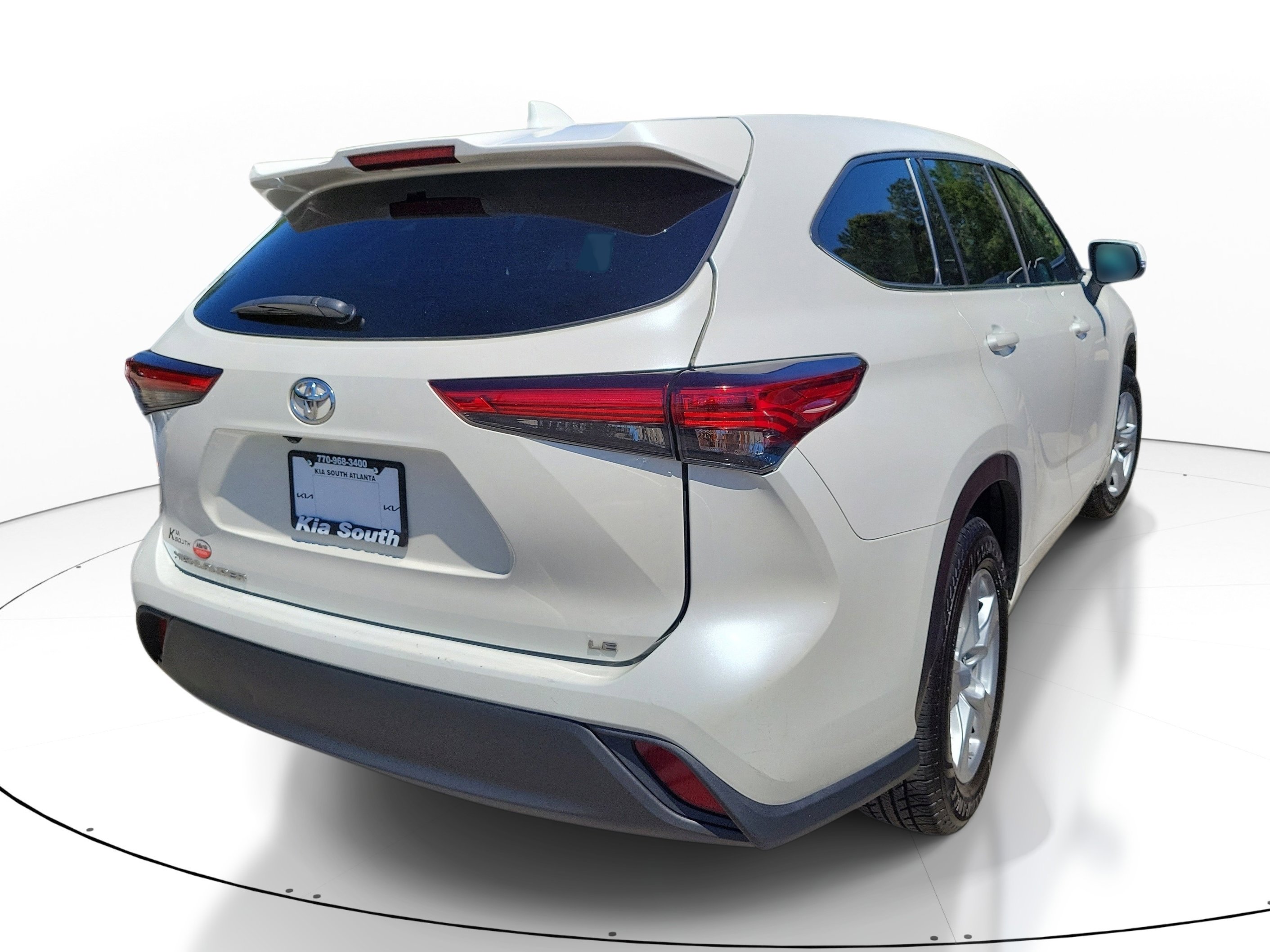Used 2021 Toyota Highlander LE image 6