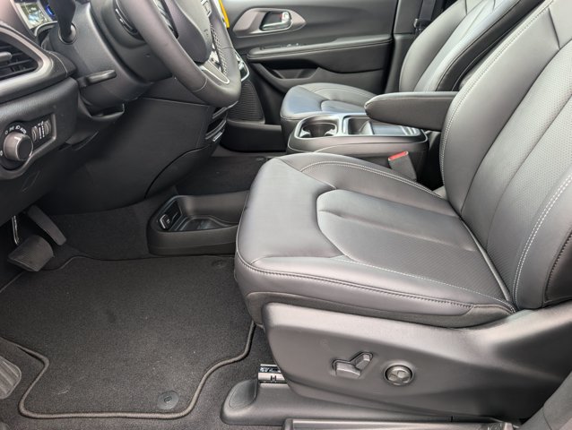 New 2027 Chrysler Pacifica Select FWD image 15