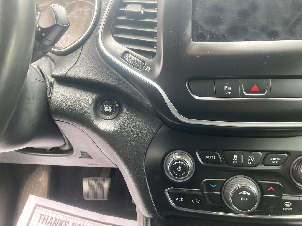 Used 2019 Jeep Cherokee Latitude Plus w/ Cold Weather Group AWD/4WD image 21