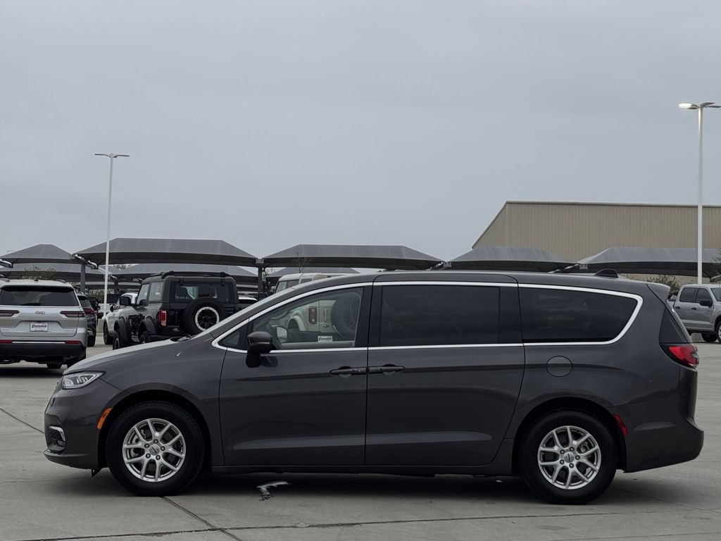 Used 2023 Chrysler Pacifica Touring-L image 3