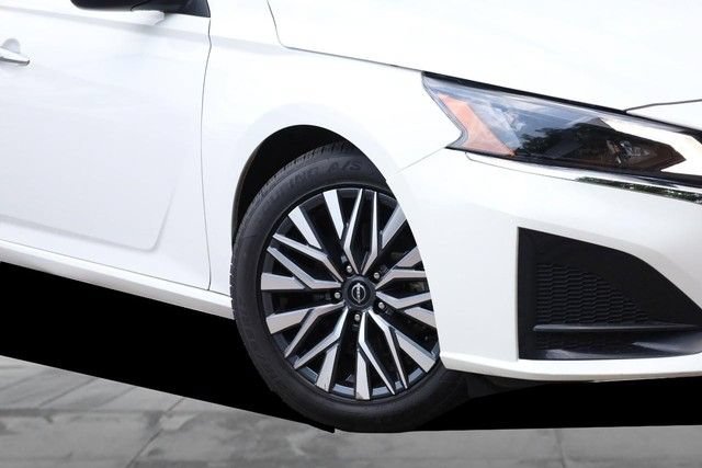 Certified 2025 Nissan Altima 2.5 SV FWD image 3