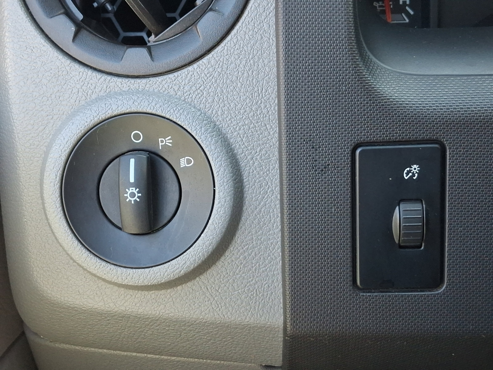 Used 2013 Ford E-150 and Econoline 150 XLT RWD image 21