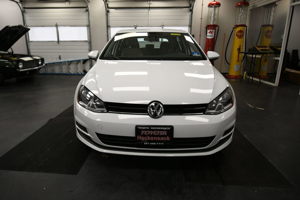 Used 2017 Volkswagen Golf S image 3