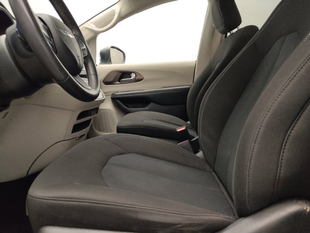 Used 2022 Chrysler Voyager LX image 17