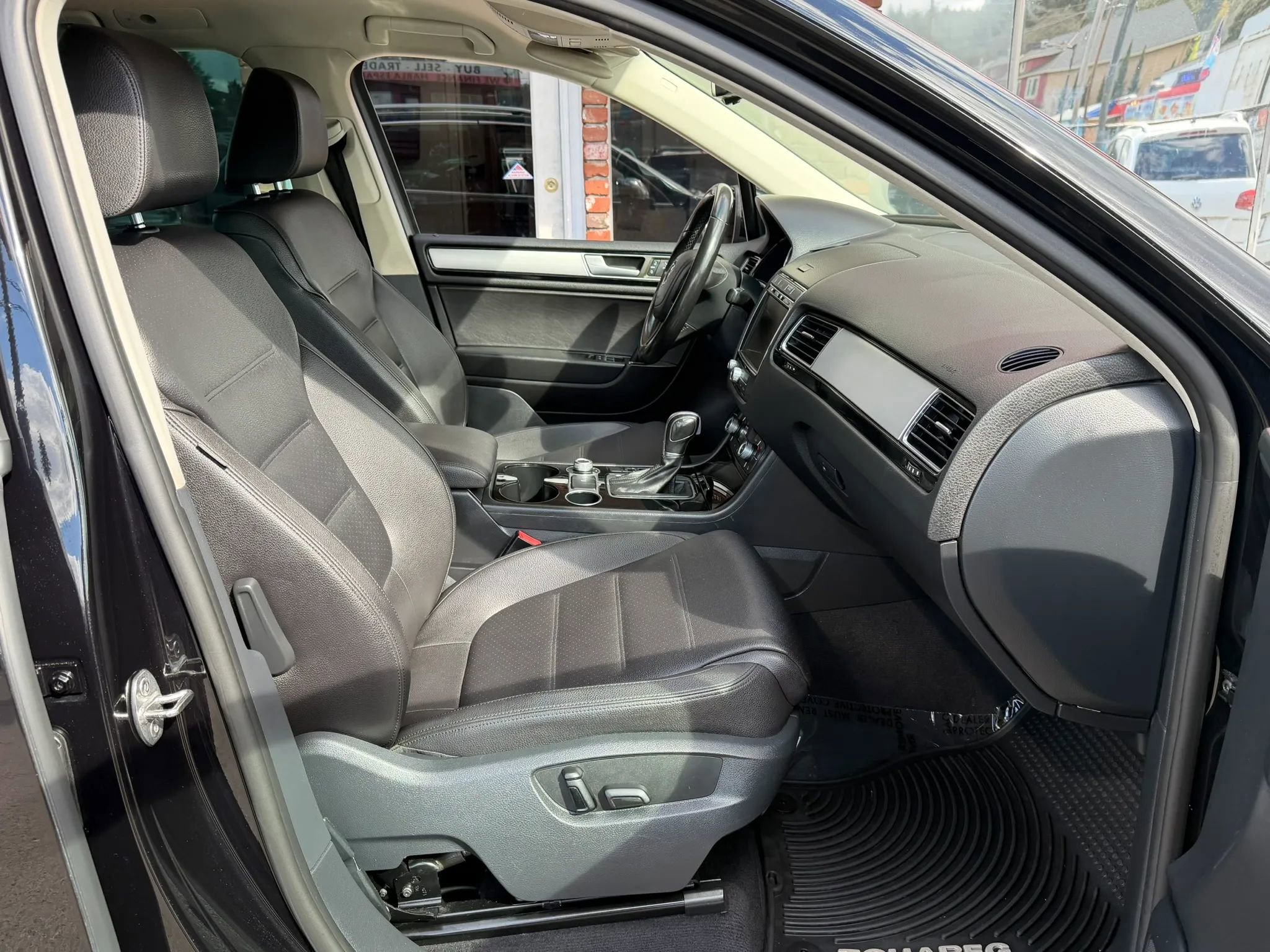 Used 2015 Volkswagen Touareg Sport AWD/4WD image 12