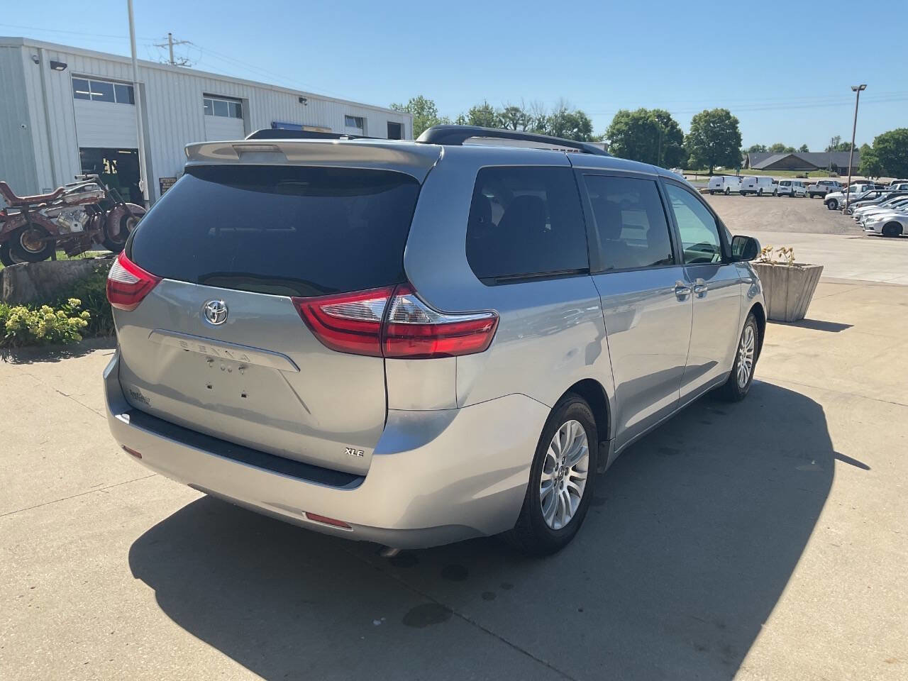 Used 2015 Toyota Sienna XLE FWD image 9