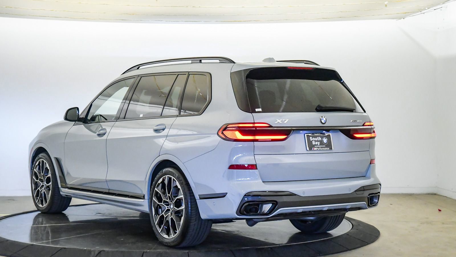 Certified 2024 BMW X7 xDrive40i w/ M Sport Package AWD/4WD image 2