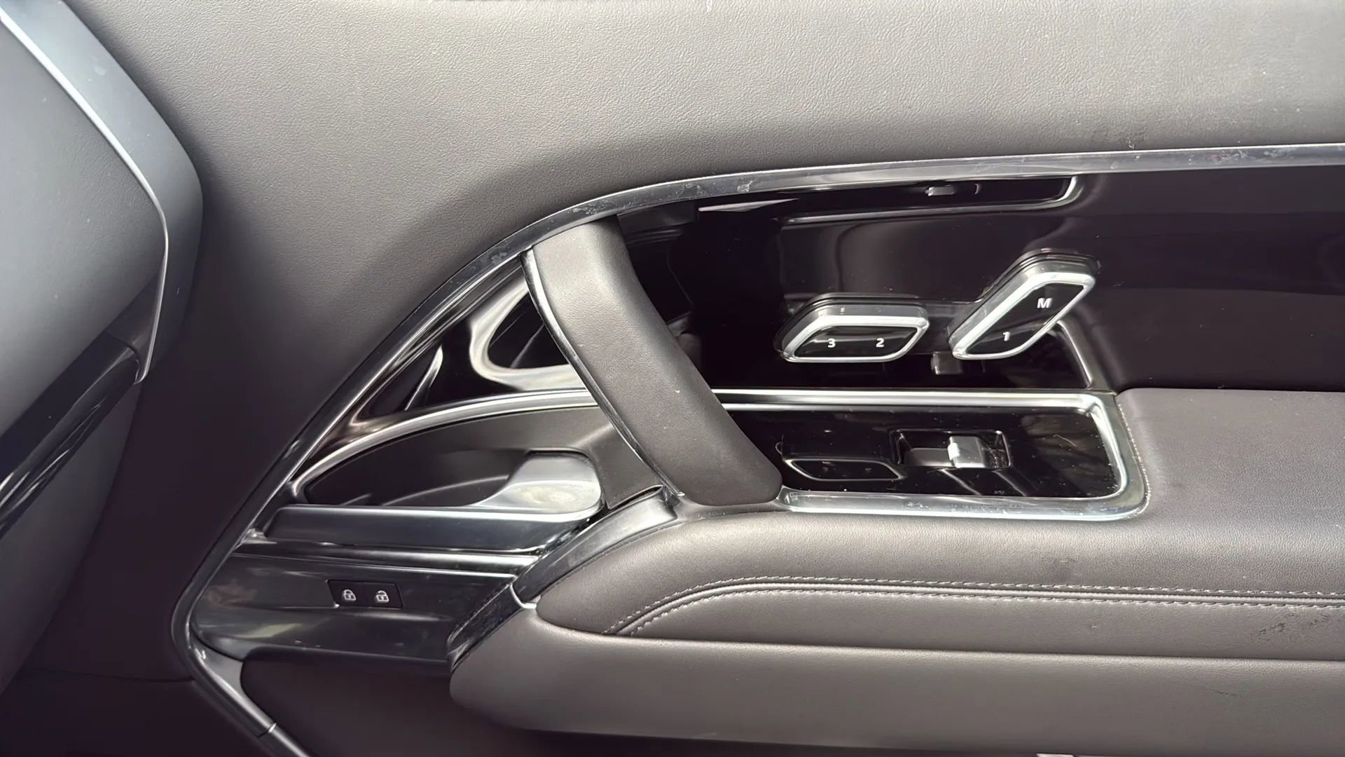 Used 2024 Land Rover Range Rover SE image 53